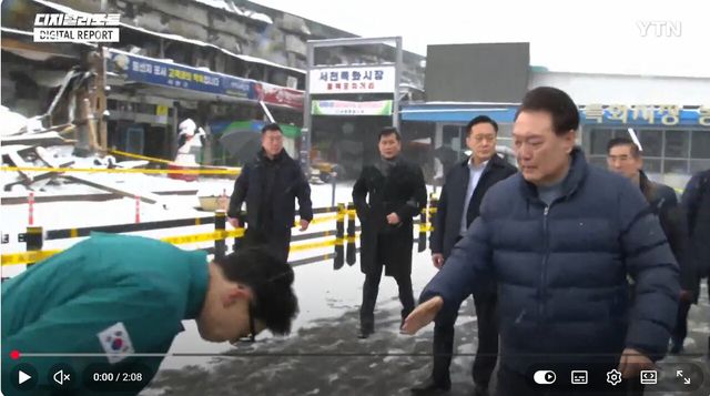 지난 2024년 1월 23일 거취 논란 이틀 만에 윤석열 대통령을 만난 한동훈 국민의힘 비상대책위원장이 서천 화재 현장에서 90도로 인사를 하고 있다. 이날 한 위원장은 “대통령에 대해 깊은 존중과 신뢰의 마음을 가지고 있다”며 “지금보다 더 최선을 다할 것”이라고 말했다. [사진=YTN 화면 캡처]