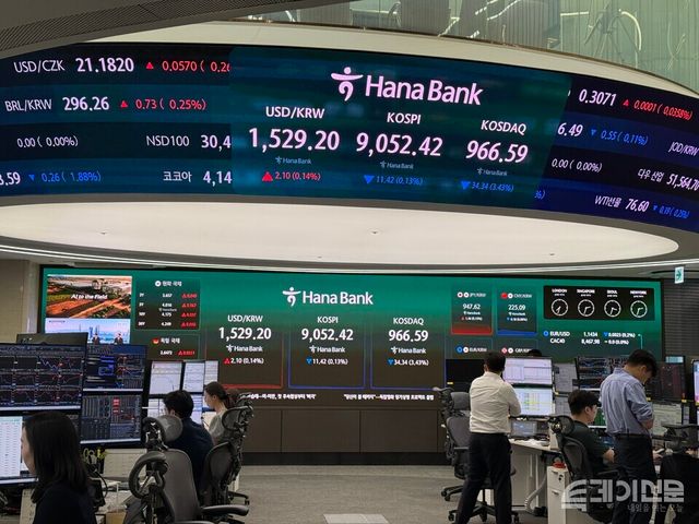 19일 한국거래소에 따르면 코스피는 전 거래일보다 11.42포인트(-0.13%) 내린 9052.42에 마감했다. ⓒ투데이신문