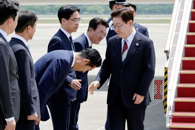 G7 정상회의 등 유럽 순방 일정을 마친 이재명 대통령이 18일 경기 성남 서울공항에 도착하자 정청래 더불어민주당 대표가 90도로 숙여 인사를 하고 있다. [사진제공=뉴시스]