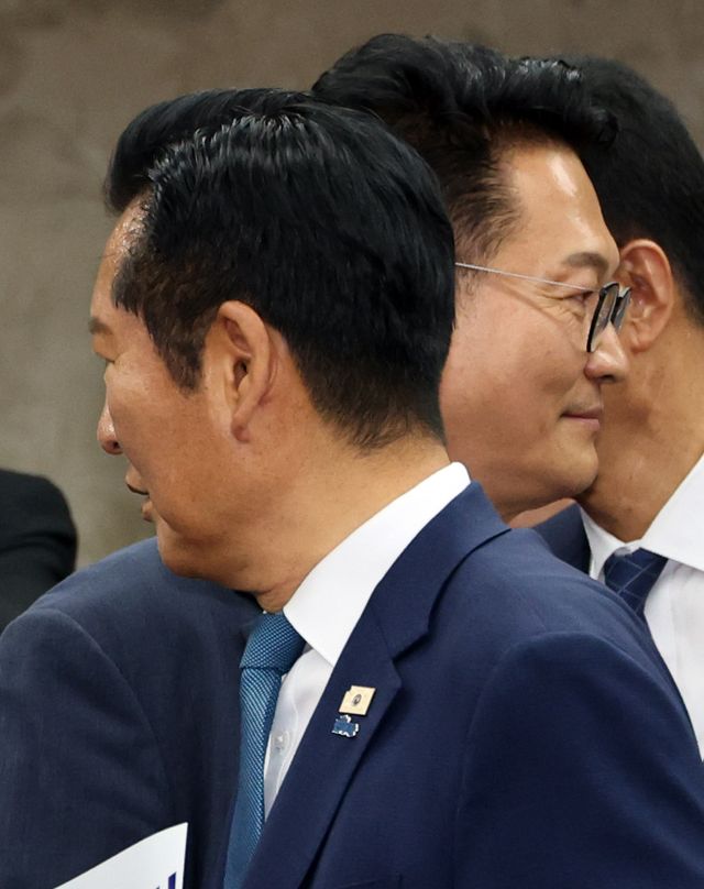 더불어민주당 정청래 대표와 송영길 의원이 18일 여의도 국회에서 열린 의원총회에서 의원들과 인사하고 있다. [사진제공=뉴시스]