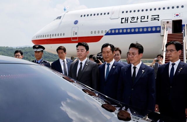 강훈식(왼쪽부터) 비서실장, 정청래 더불어민주당 대표, 김민석 국무총리, 김민재 행정안전부 차관이 18일 경기 성남 서울공항에서 G7 정상회의 등 유럽 순방 일정을 마치고 귀국한 이재명 대통령과 김혜경 여사가 탑승한 차량 앞에 서 있다. [사진제공=뉴시스]