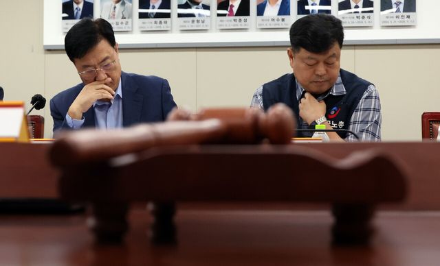 지난16일 세종시 정부세종청사에서 열린 최저임금위 6차 전원회의에서 류기정 사용자 위원과 류기섭 근로자 위원 등이 진지한 표정으로 자료를 읽고 있다. [사진제공=뉴시스]