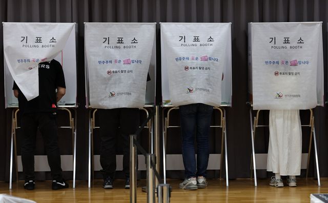 제9회 전국동시지방선거 사전투표 마지막날이었던 지난 30일 서울 영등포구 여의동주민센터에 마련된 사전투표소에서 시민들이 투표를 하고 있는 모습. [사진제공=뉴시스]