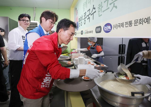 제9회 전국동시지방선거 및 국회의원 재·보궐선거의 공식 선거운동이 시작된 5월 21일 부산 북구갑 국회의원 보궐선거 국민의힘 박민식, 더불어민주당 하정우, 무소속 한동훈 후보가 부산 북구 남산정복지관에서 열린 콩국수 나눔행사에서 콩국수를 나르고 있다. [사진제공=뉴시스]
