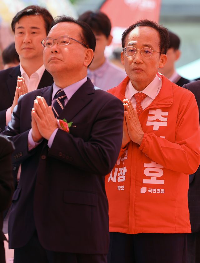 김부겸(왼쪽) 더불어민주당 대구시장 후보와 추경호 국힘의힘 대구시장 후보가 5월 24일 대구 동구 동화사에서 열린 불기 2570년 부처님오신날 봉축법요식에서 합장하고 있다. [사진제공=뉴시스]