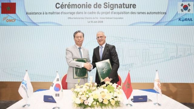 코레일&nbsp;김태승 사장(왼쪽)이 6월 18일(현지시각) 모로코 철도청에서 모하메드 라비 클리 모로코 철도청장과 계약 체결 후 기념 촬영을 하고 있다. [사진=코레일]