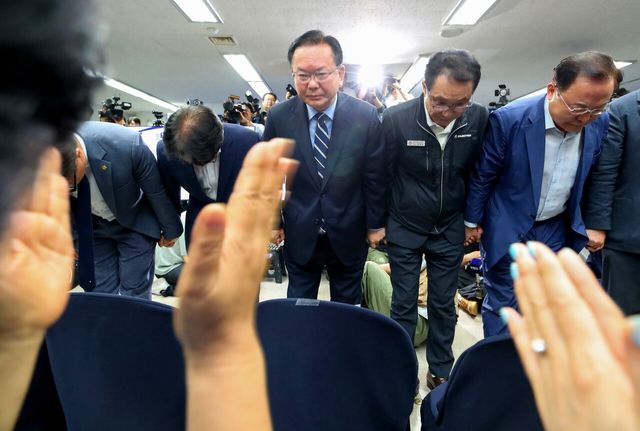 김부겸 더불어민주당 대구시장 후보가 4일 새벽 대구 달서구 선거사무소에서 낙선이 확정되자 기자회견을 갖고 투표 결과를 승복하겠다고 입장을 밝힌 뒤 지지자들에게 인사하고 있다. [사진 제공=뉴시스]&nbsp;