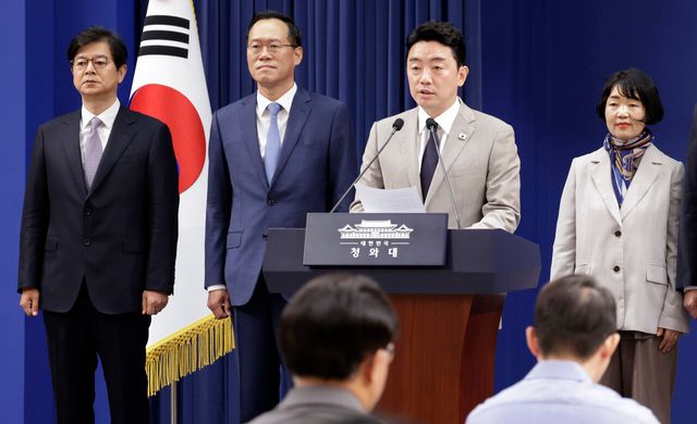 강훈식 비서실장이 21일 청와대에서 인사 관련 브리핑을 하고 있다. 왼쪽부터 신임 홍보소통수석 성기홍 전 연합뉴스 대표이사 사장, 민정수석 한찬식 전 서울동부지검장, 강 비서실장, 사회수석 김경자 우석대 객원교수.