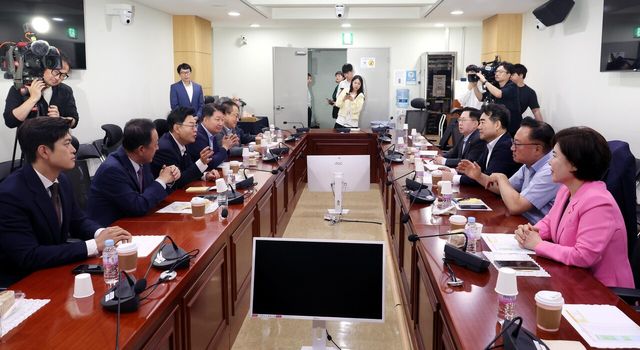 국민의힘 소장파 모임인 '대안과 미래' 간사인 이성권 국민의힘 의원을 비롯한 의원들이 11일 오전 서울 여의도 국회 의원회관 간담회의실에서 당 현안 관련 조찬 회동을 하고 있다. [사진제공=뉴시스]