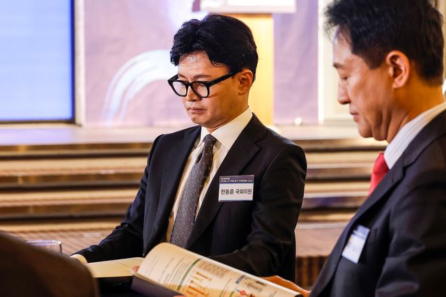 한동훈 국민의힘 의원이 16일 서울 영등포구 국민일보에서 열린 2026 국민공공정책포럼에 참석해 있다. 오른쪽에 오세훈 서울시장의 모습도 보인다. [사진제공=뉴시스]