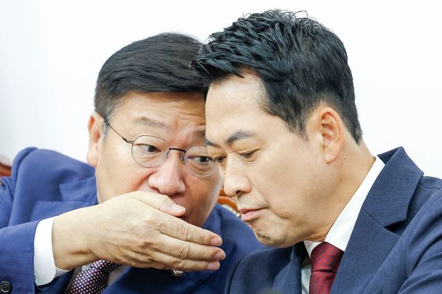 장동혁 국민의힘 대표와 정점식 원내대표가 18일 서울 여의도 국회에서 열린 최고위원회의에서 귀엣말을 하고있다. [사진제공=뉴시스]
