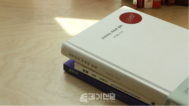 인스크립트가 독자들에게 추천하는 산문집과 희곡집. [사진촬영=가톨릭대학교 독립서점팀]