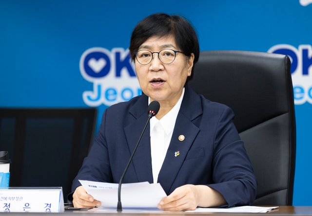 보건복지부 정은경 장관이 지난 19일 전남 순천시 동부지역본부에서 진행된 ‘응급환자 이송체계 혁신 시범사업 최종 간담회’에 참석해 있다. [사진제공=뉴시스]