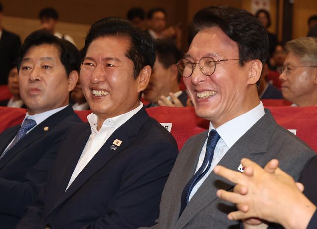 김민석 국무총리와 정청래 더불어민주당 대표가 21일 오후 서울 여의도 국회 의원회관 대회의실에서 열린 2026 6.3지방선거 단체장 당선자 워크숍에서 웃음을 터뜨리고 있다. [사진제공=뉴시스]