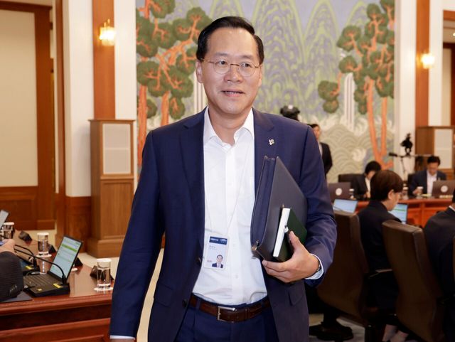 한찬식 민정수석이 23일 청와대에서 열린 국무회의 겸 비상경제점검회의에 참석하고 있다. [사진제공=뉴시스]