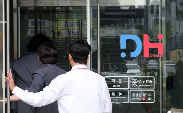 김건희 여사 관련 의혹을 수사하는 민중기 특별검사팀이 양평고속도로 사업 당시 용역을 맡았던 동해종합기술공사 압수수색에 나선 가운데 지난해 7월 14일 서울 강동구 동해종합기술공사 고덕 신사옥에 직원이 들어가고 있다. [사진제공=뉴시스]