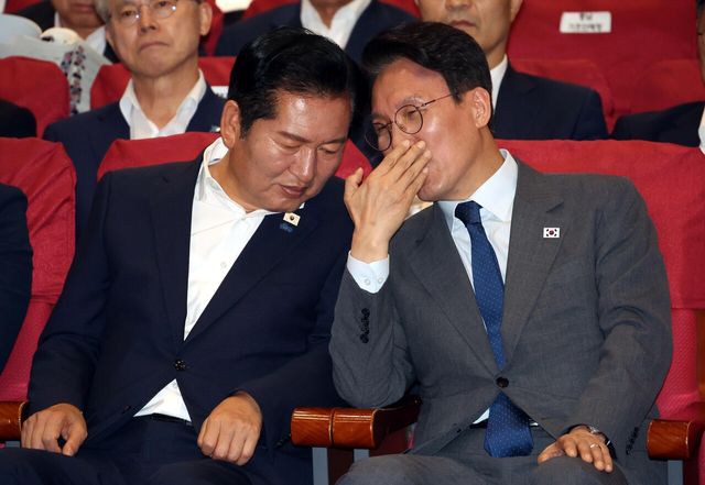 김민석 국무총리와 정청래 더불어민주당 대표가 21일 오후 서울 여의도 국회 의원회관 대회의실에서 열린 2026 6.3지방선거 단체장 당선자 워크숍에서 대화를 하고 있다. [사진제공=뉴시스]