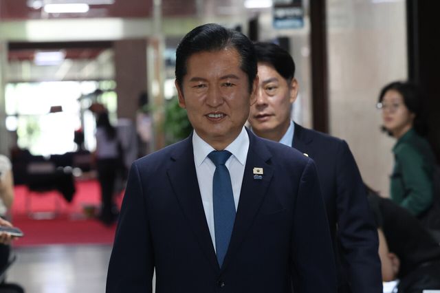 정청래 더불어민주당 대표가 24일 오전 서울 여의도 국회에서 당대표 실로 들어가고 있는 모습. [사진제공=뉴시스]<br>
