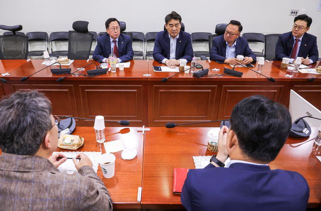 이성권 국민의힘 의원을 비롯한 소속 의원들이 25일 서울 여의도 국회 의원회관에서 대안과 미래 조찬 모임을 하고 있다. [사진제공=뉴시스]