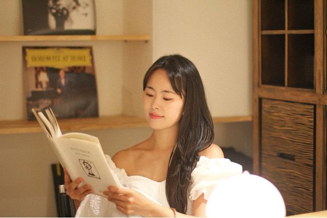 해금 연주자이자 작가인 천지윤 서점지기. [사진 제공=해금서가(신선회)]<br>