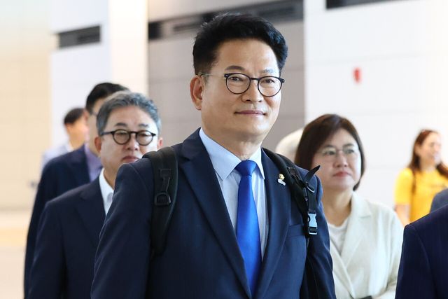 송영길 더불어민주당 의원이 지난 23일 인천국제공항 제2터미널을 통해 미국으로 출국하고 있는 모습. [사진제공=뉴시스]