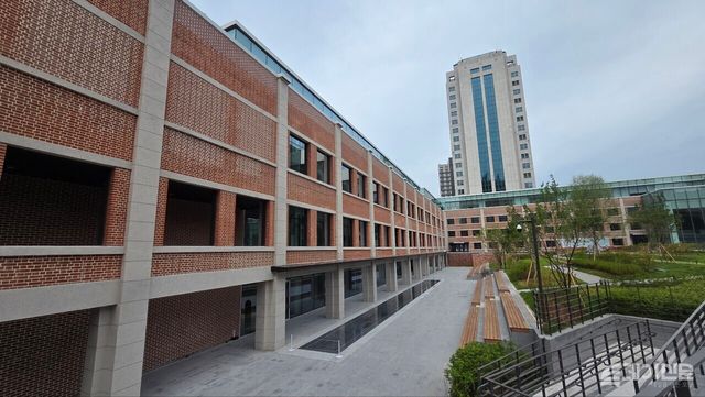 서울 동작구 대방동에 소재한 복합문화공간 ‘윌로우하우스(WILLOW HOUSE)’. 유한양행이 지난 1962년부터 1997년까지 35년간 사옥과 공장으로 활용했던 건물을 리모델링한 것.&nbsp;<br>