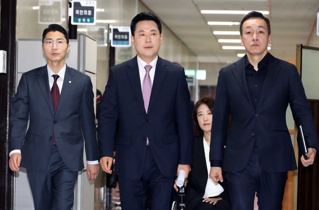 장동혁 국민의힘 대표가 25일 오전 서울 여의도 국회에서 열린 최고위원회의에 참석하고 있다. 왼쪽부터 박준태 당대표비서실장, 장 대표, 김민수 최고위원. [사진제공=뉴시스]