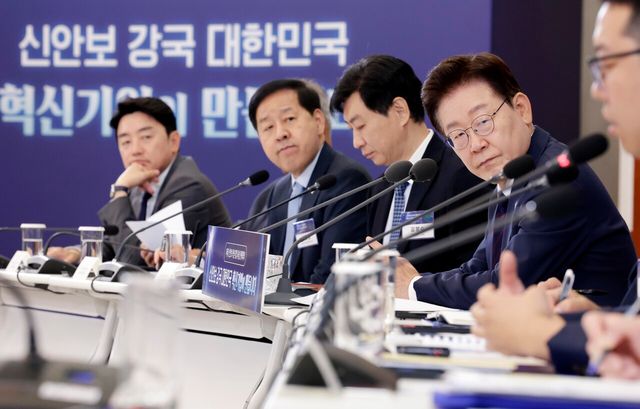 이재명 대통령이 26일 청와대에서 열린 미래 신안보 혁신기업 육성 전략회의에서 참석자 발언을 듣고 있다. [사진제공=뉴시스]