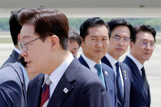 G7 정상회의 등 유럽 순방 일정을 마친 이재명 대통령이 지난 18일 경기 성남 서울공항에 도착해 환영 인사들과 인사하고 있다. 오른쪽부터 김민석 국무총리, 김민재 행정안전부 차관, 정청래 더불어민주당 대표. [사진제공=뉴시스]&nbsp;<br>