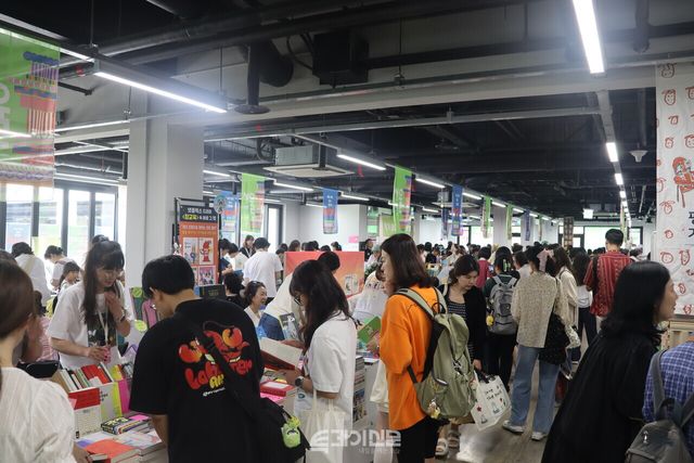 26일 오전 서울 용산구에 위치한 노들섬 노들라운지에서 서울제대로도서전이 열렸다.&nbsp;https://www.instagram.com/p/DYmDXJFGb_4/?img_index=1