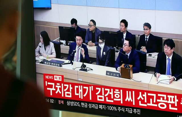 26일 서울 중구 서울역 대합실에서 시민들이 특정범죄 가중처벌법상 알선수재 혐의로 기소된 김건희 여사에 대한 1심 선고 공판 생중계를 시청하고 있다. [사진제공=뉴시스]