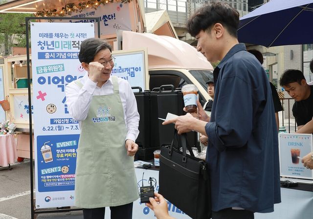 이억원 금융위원장이 청년미래적금 가입 신청 첫날인 22일 오전 서울 성수동에서 출근길 청년들에게 직접 커피를 나워주며 청년미래적금을 적극 홍보하고 있다. [사진=금융위원회]