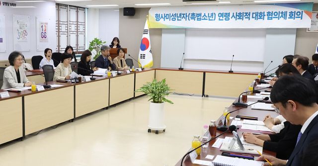 성평등가족부 원민경 장관이 지난 4월 30일 서울 종로구 정부서울청사에서 진행된 형사미성년자(촉법소년) 연령 사회적 대화협의체 4차 전체회의에 참석해 있다. [사진제공=뉴시스]