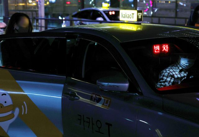 2022년 11월 3일 서울역 택시 승강장에서 한 시민이 택시에 탑승하고 있다. [사진제공=뉴시스]