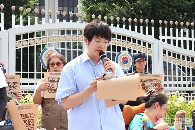 민주사회를위한변호사모임 김상헌 변호사가 29일 서울 정부종합청사 앞 기자회견에서 기준중위소득 현실화를 촉구하고 있다.&nbsp;ⓒ투데이신문<br>