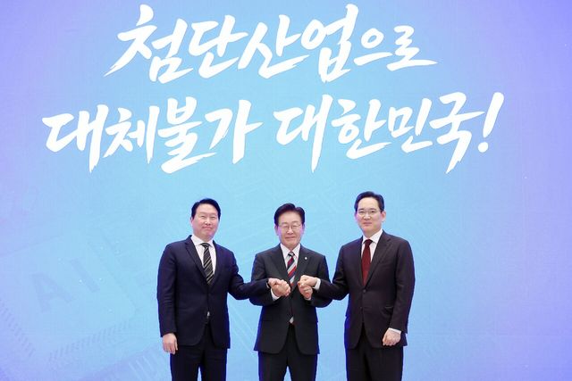 이재명 대통령과 삼성전자 이재용 회장, SK그룹 최태원 회장이 29일 청와대 영빈관에서 열린 ‘대한민국 대도약 3대 메가프로젝트 국민보고회’에서 기념촬영을 하고 있다.&nbsp;[사진=뉴시스]