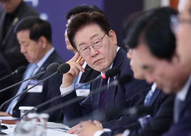 이재명 대통령이 26일 청와대에서 열린 미래 신안보 혁신기업 육성 전략회의에서 참석자 발언을 듣고 있다. [사진제공=뉴시스]