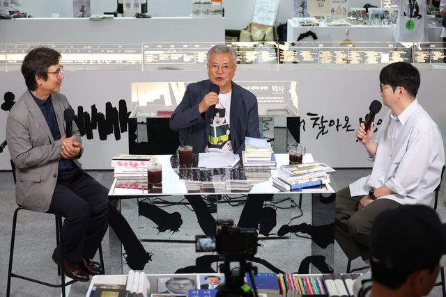 문재인 전 대통령과 유시민 작가, 탁현민 국립목포대 교수가 25일 서울 코엑스에서 열린 2026 서울국제도서전 돌베개X평산책방 부스에서 북 토크를 하고 있다. [사진제공=뉴시스]