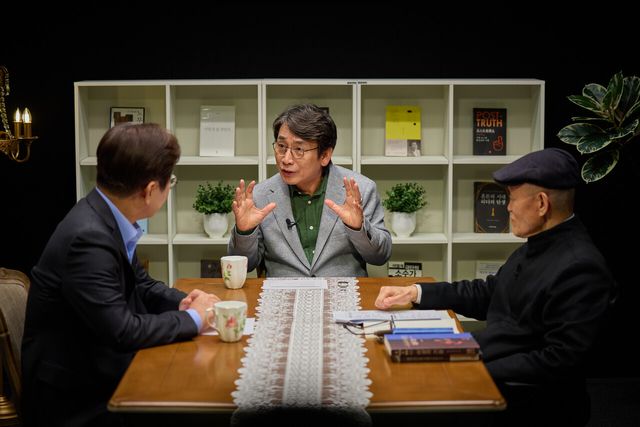 지난해 4월 15일 당시 대선 출마를 선언한 이재명 더불어민주당 전 대표가 유시민 작가, 도올 김용옥 선생과 새 정부의 과제 등을 주제로 대담을 하고 있다. [사진제공=이재명 캠프]