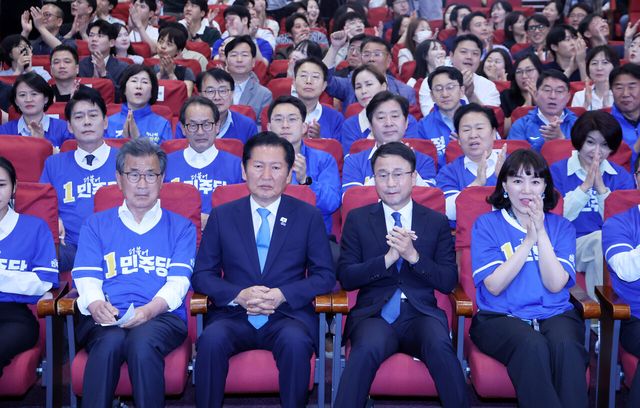 정청래 더불어민주당 총괄상임선대위원장이 3일 오후 서울 여의도 국회 의원회관에 마련된 개표 상황실에서 제9회 전국동시지방선거 출구조사 결과 발표를 시청하고 있다. [사진제공=뉴시스/공동취재단]