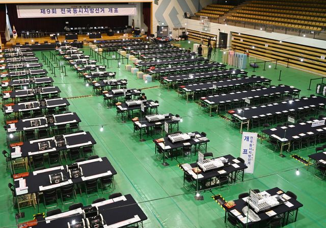 = 제9회 전국동시지방선거를 이틀 앞둔 1일 경기 수원시 아주대학교 체육관에 마련된 개표소에서 선관위 관계자들이 투표지 분류기를 점검하고 있다. 2026.06.01. jtk@newsis.com<br>