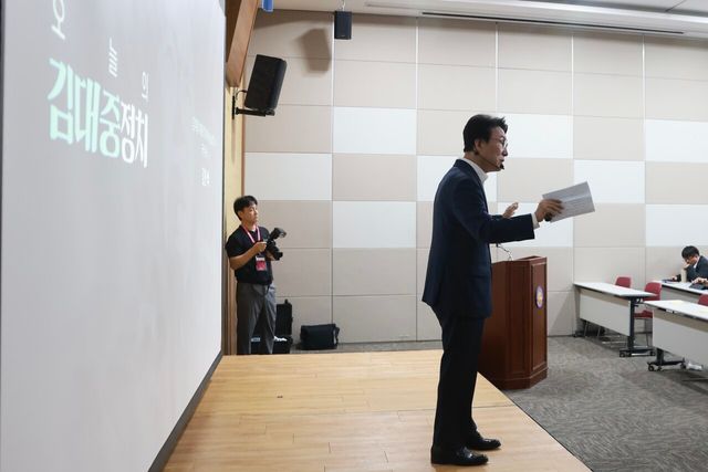 김민석 국무총리가 지난 26일 오후 광주 서구 김대중컨벤션센터에서 열린 김대중 정치학교 '청년리더십학교 워크숍'에서 특강하고 있는 모습. [사진제공=국무총리실]<br>