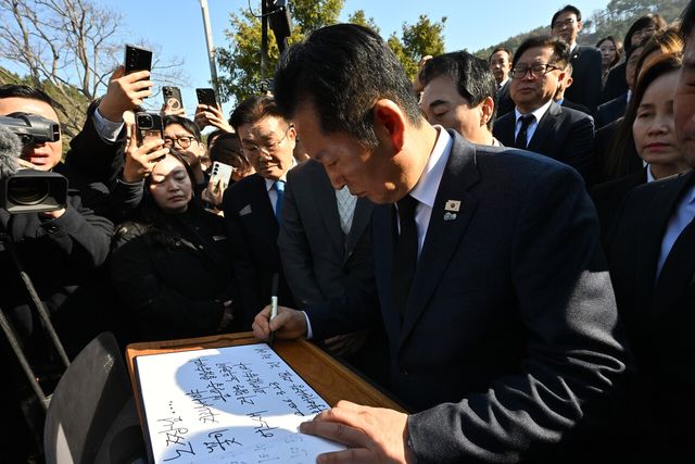 지난 3월 23일 오전 더불어민주당 정청래 대표가 경남 김해시 봉하마을 고 노무현 전 대통령 묘역을 찾아 참배를 마친 후 방명록을 작성하고 있는 모습. [사진제공=뉴시스]<br>