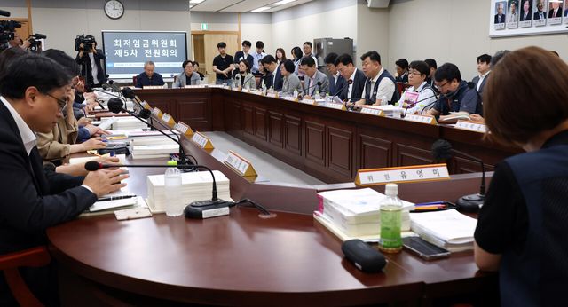 지난 11일 세종시 정부세종청사에서 최저임금위원회 5차 전원회의가 진행되고 있다. [사진제공=뉴시스]<br>