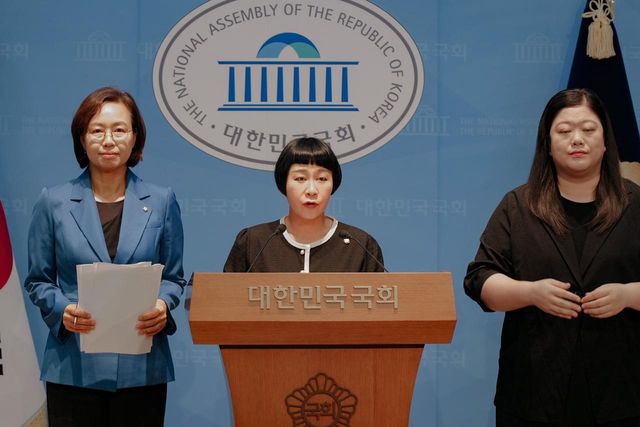 조국혁신당 김재원 의원이 30일 국회 소통관에서 대한축구협회 제도 개혁을 촉구하는 기자회견을 하고 있다. [사진제공=김재원 의원실]&nbsp;