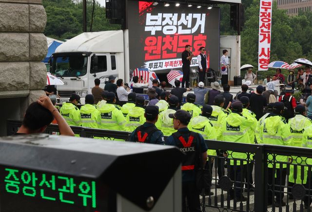 유튜버 전한길씨가 4일 경기 과천시 중앙선거관리위원회 과천청사 앞에서 열린 투표용지 부족 사태 관련 항의 집회에서 발언하고 있다. [사진제공=뉴시스]