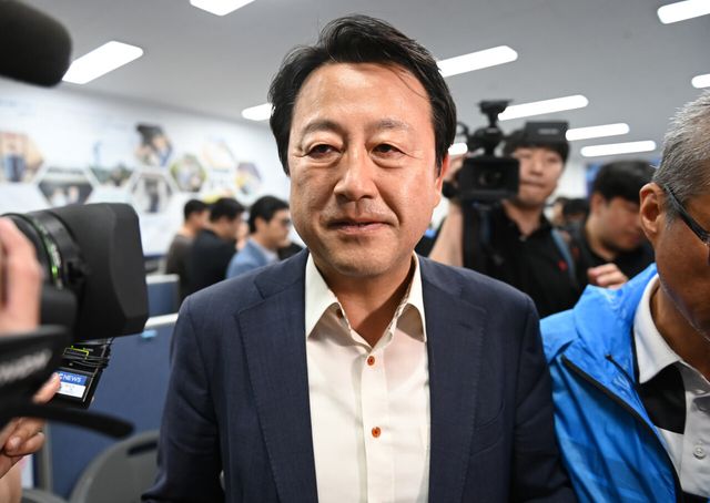 6·3 경기 평택을 국회의원 재선거에 낙선한 김용남 더불어민주당 후보가 4일 경기 평택시 안중읍 선거사무소에서 소감을 밝힌 뒤 이동하고 있다. [사진제공=뉴시스]