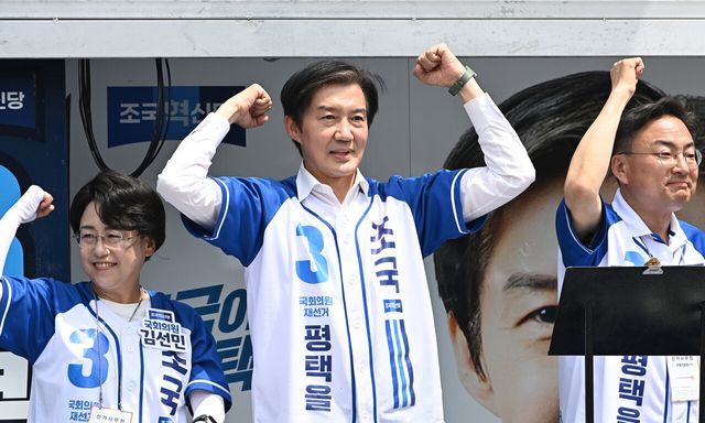 경기 평택을 국회의원 재선거에 출마한 조국 조국혁신당 후보가 1일 경기 평택시 안중읍 안중시장에서 유세를 하며 지지를 호소하고 있다. [사진제공=뉴시스]