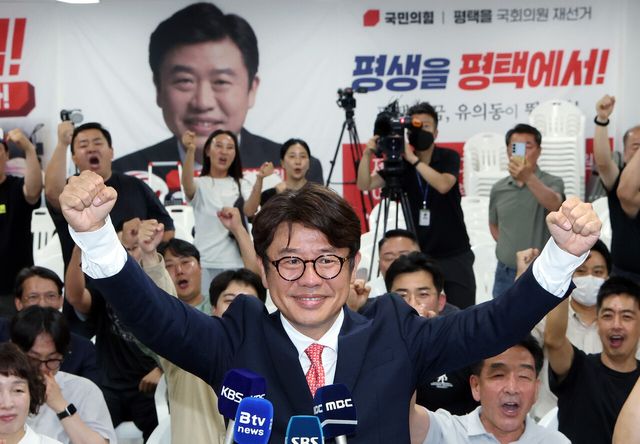 유의동 국민의힘 경기 팽택시을 국회의원 후보가 4일 오전 경기 평택시 안중읍에 위치한 선거사무소에서 당선이 확실시 되자 환호하고 있다. [사진제공=뉴시스/공동취재단]