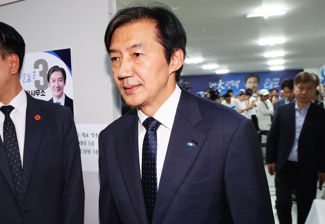 경기 평택을 국회의원 재선거에 출마한 조국혁신당 조국 후보가 4일 경기도 평택시 선거사무소에서 선거 패배를 인정한 후 캠프를 나서고 있다. [사진제공=뉴시스/공동취재단]